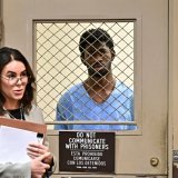 Le rappeur Lil Nas X (en bleu) a comparu devantun tribunal de Los Angeles dont il est sorti libre après avoir réglé une caution. KEYSTONE/EPA/FREDERIC J. BROWN / POOL